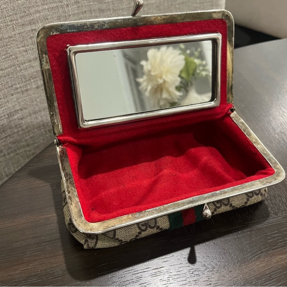 Gucci
Authentic Vintage 1970s Gucci makeup/sewing bag with Mirror all Original. - Picture 2 of 10